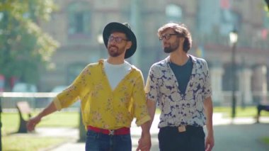 Tarz sahibi iki gay birbirlerinin gözlerinin içine bakıyorlar homoseksüel çift LGBT ile çıkıyorlar açık havada gülümseyen erkek arkadaş cezbedici ağır çekim