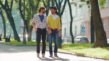 Erkek arkadaş dizlerinin üzerinde durur ve nikah yüzüğünü gay mutlu nişanlısına hediye eder. Nişanlı, ev erkeği kanepesi, mücevher mağazası ağır çekimde kapanır.