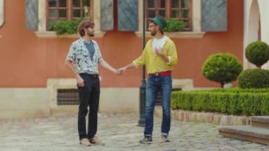 Portre erkek arkadaşı bir dizinde kalır ve nikah yüzüğünü hediye eder. Neşeli neşeli nişanlısı dışarıda takı takıyor. Yavaş çekimde kapat.