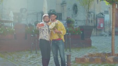 Komik iki eşcinsel erkek gün ışığında fotoğraf çekiyor mutlu homoseksüel çiftler LGBT ile çıkıyorlar açık havada gülümseyen sevgilileri seviyorlar ağır çekimde çekiciler