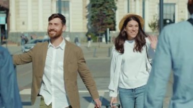 Yakın ırklar genç insanlar arkadaşlarıyla tanıştı. Onları otobüs durağında görmezden geldiler. Kadın turistler tren istasyonu gezginleri Coronavirüs sosyal mesafe salgını yavaş çekim.