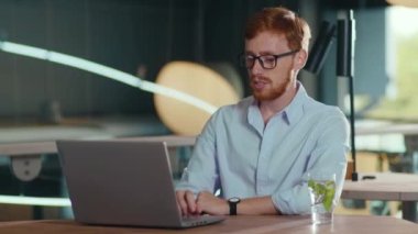 Bilgisayarlı çekici iş adamı, kafede sosyal mesafelere çalışan iş arkadaşları için online iş görüşmesi videosu hazırlıyor. Karantinaya alın. Uzak iletişim.