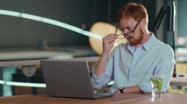 Zencefilli yakışıklı iş adayı, internetteki bir röportajda kafede işe alım elemanı ile konuşuyor. İş yemeği. İş adamı. Uzaktan iletişim. Teknoloji.