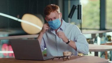 Hüsrana uğramış kızıl saçlı ofis müdürü dizüstü bilgisayardan şirketin haksız durumunun maskesini çıkarmasıyla ilgili kötü haberler alıyor. Kafenin içinde. Başarısızlık kavramı.