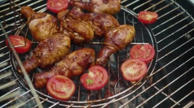 Açık havada ızgarada kızartılmış kömürde pişmiş tavuk eti ve kızarmış sebze yakın çekim. Piknik. Aile barbeküsü.