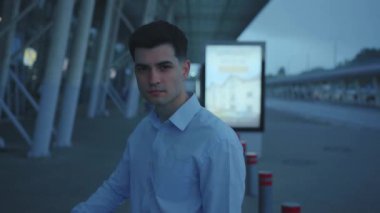 Sokakta duran beyaz gömlekli, ciddi bir iş adamı. Başarılı girişimci erkek gezginin portresi havaalanına geliyor. Sabah erkenden.
