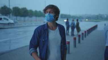 Sabahleyin havaalanı terminalinin yanında tıbbi maske takan sıradan bir gezgin. Sağlık hizmetleri. Coronavirus. Kilitleme kavramı.
