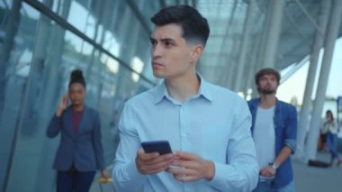 Akıllı telefon internet uygulaması sosyal medya teknolojisi cep telefonu kullanarak iş dünyasındaki zeki genç girişimci. İş ekibi. Kurumsal insanlar.