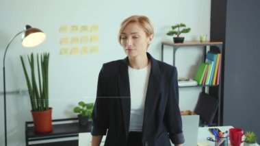 Yüzü animasyon biyometrik taramalı gülümseyen güzel bir kadının gülümseyen yüzü fütüristik 3D kimlik belirleme kamera korumalı hologram kız portresine bak yavaş çekim