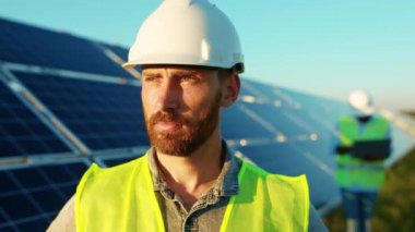 Yüz genç adam ayakta Animasyon 3d yüz tanıma maskesine bakın güneş pillerinin yakınındaki kameraya yenilenebilir enerji işçisi güneş ışığı teknolojisinde yavaş çekim