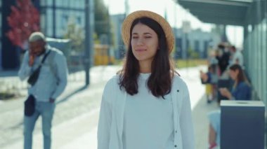 Portre kadın kamera görüntülerine bak teknolojinin yüz tanıma yazılımı tanımlama bilgisi bilim-kurgu dijital biyometrik yavaş çekim