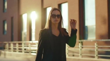Yakın plan profesyonel kadın güneş gözlüklü takım elbiseli. Girişimci, kendine güvenen moda yöneticisi, finansal danışman. Yavaş çekim başarılı.