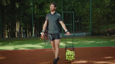 Gülen adam ve kadın sahada karşılaştılar ve raketler ve toplarla uzaklara gittiler tenis oynadılar genç bayan spor sporcusu ağır çekimde spor antrenmanı yaptılar