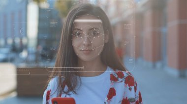 Geleceğe. Yüz Tespit. Teknolojik 3D tarama. Biyometrik Yüz Tanıma. Yüz tanımlama. Şehirdeki güzel, beyaz bir kızın yüzünü yüz tanıma için teknolojik tarama. Çeviri: