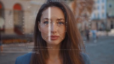 Geleceğe. Yüz Tespit. Teknolojik 3D tarama. Biyometrik Yüz Tanıma. Yüz tanımlama. Şehirdeki güzel, beyaz bir kadının yüzünü yüz tanıma için teknolojik tarama. Çeviri: