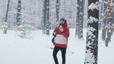 Tatlı genç adam, sakallı, kış ormanlarında yürüyüşe çıkmış. Telefonla konuşuyor. Gezgin, gezgin, gezgin, gezgin, gezgin, kar turisti.