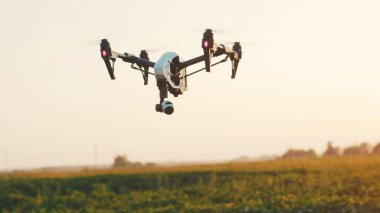 Gökyüzünde uçan akıllı tarım aracı. Kırsal havadan helikopterle tarımsal tarım çiftliği çiftliği arazisi. Çayırlık arazi.