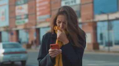 Kapalı kadın ayağa kalk. Telefon hapşırığı kullan. Mendil tut. Açık havada ateş altında öksür.