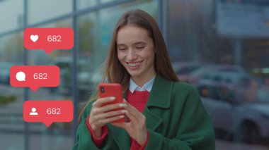 Genç bir kadın telefon kullanıyor. Gün ışığı vlogger etkileyicisi animasyonunda kullanıcı arayüzü - beğeni, takipçi, akıllı telefondan sosyal medya yorumları