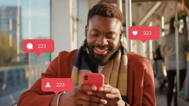 Gülümseyen Afrikalı Amerikalı Adam Tram Vlogger Etkileyici Arayüzü 'nde Güneş Işığında Mutlu Olun - Seviyor, Takipçiler, Akıllı Telefon Yavaş Hareketinden Sosyal Medya Yorumları.