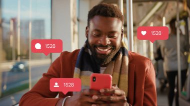 Gülümseyen Afrikalı Amerikalı Adam Tram Vlogger Etkileyici Arayüzü 'nde Güneş Işığında Mutlu Olun - Seviyor, Takipçiler, Akıllı Telefon Yavaş Hareketinden Sosyal Medya Yorumları.