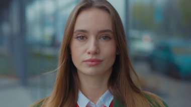 Ciddi, genç, güzel, mutlu bir portre. Avrupa şehrinin caddesinde poz veren mutlu bir kamera. Kış tatili.