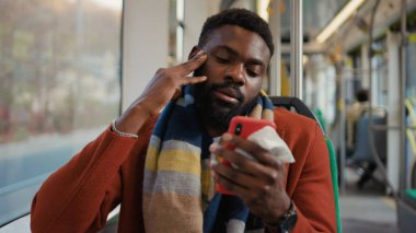 Kapatın genç Afro-Amerikalı adam tramvayda oturup öksürük hapşırığını hissedin. Kapalı gözlerle trafikte yakışıklı yolcuların stilini yazarak internetten yavaş çekimde mesaj yolluyor.