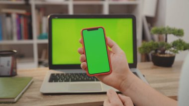 NEW YORK - 5 Nisan 2019: Eller yukarı, eller yukarı, dizüstü bilgisayar, yeşil ekran, anahtar, internet, ofis teknolojisi, masa, masa, klavye, bilgisayar, yavaş çekim.