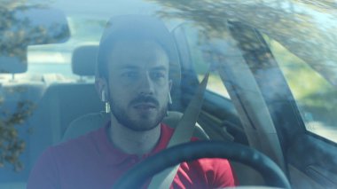 Kapalı kapılar ardında gülümseyen genç bir adam gün batımı yolculuğunda gün batımında yolculuk mutlu bir macera arabası kısa saçlı, serbest zaman yolculuğu gülümseyen yaz yolculuğu ağır çekimde.