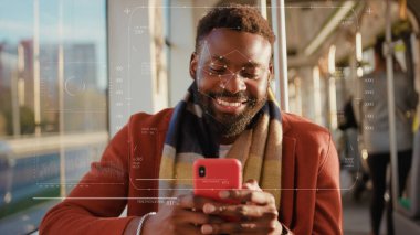 Geleceğe. Yüz Tespit. Teknolojik 3D tarama. Biyometrik Yüz Tanıma. Yüz tanımlama. Tramvaydaki güzel beyaz adamın yüzünü yüz tanıma için teknolojik tarama. Çeviri: