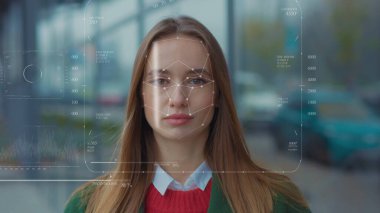 Geleceğe. Yüz Tespit. Teknolojik 3D tarama. Biyometrik Yüz Tanıma. Yüz tanımlama. Şehirdeki güzel, beyaz bir kadının yüzünü yüz tanıma için teknolojik tarama. Çeviri: