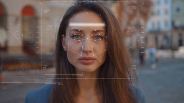 Geleceğe. Yüz Tespit. Teknolojik 3D tarama. Biyometrik Yüz Tanıma. Yüz tanımlama. Şehirdeki güzel, beyaz bir kadının yüzünü yüz tanıma için teknolojik tarama. Çeviri: