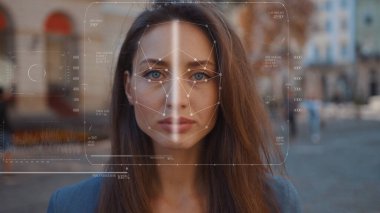 Geleceğe. Yüz Tespit. Teknolojik 3D tarama. Biyometrik Yüz Tanıma. Yüz tanımlama. Şehirdeki güzel, beyaz bir kadının yüzünü yüz tanıma için teknolojik tarama. Çeviri: