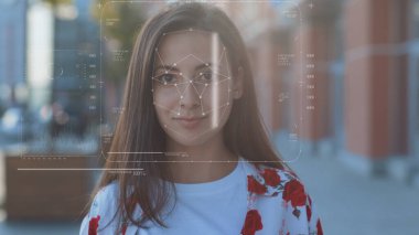 Geleceğe. Yüz Tespit. Teknolojik 3D tarama. Biyometrik Yüz Tanıma. Yüz tanımlama. Şehirdeki güzel, beyaz bir kızın yüzünü yüz tanıma için teknolojik tarama. Çeviri: