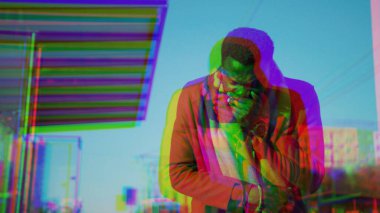 Arıza Sanat Efekti. Nomofobi - Cep telefonu kullanan insanlar. Günlük hayatta akıllı telefon kullanan insanları birden fazla ekran. Gezginler cep telefonlarıyla yürüyorlar..