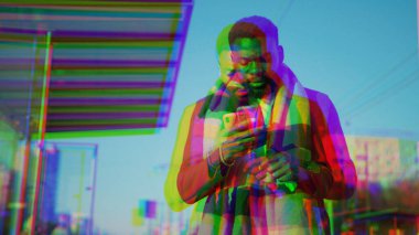 Arıza Sanat Efekti. Nomofobi - Cep telefonu kullanan insanlar. Günlük hayatta akıllı telefon kullanan insanları birden fazla ekran. Gezginler cep telefonlarıyla yürüyorlar..