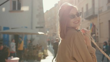 Mutlu portre genç çekici gülümseme kadın etrafına bak şehir merkezindeki moda kızı yüzü yetişkin kadın sevimli yaşam tarzı sokak tarzı ağır çekim