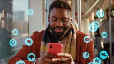 Portre Afrikalı Amerikalı adam telefon kullanıyor mutlu güneş ışığı beyaz animasyon yüksek teknoloji internet ağ aygıtı çevrimiçi depolama ikon ağ bağlantısı sanal arayüzü yavaş çekim