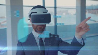 Artırılmış Gerçeklik. Sağlığını kontrol eden bir erkek hastanın yakın çekimi: Tıbbi Grafikler, 3D Hologram DNA hologramı, Pulmoner Sistem, Kas Sistemi, VR gözlük ve kulaklık takan COVID-19. Gelecek.