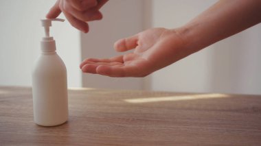 Adam prezervatifi kapat ve ellerini yıkamak için sıvı antiseptik ver. Evde kal Coronavirus COVID19 salgını. Enfeksiyonu dezenfekte et.