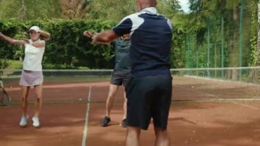 Oyuncular tenis maçından önce antrenörle ısınırlar. Antrenman, spor, spor, spor, spor, spor, spor, spor, spor, spor.