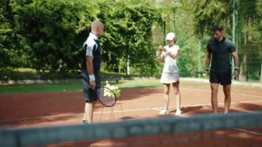 Bir kort koçunda tenis oynayan adam ve kadın açık hava sporcuları etkinlik oyunu maç spor giyim antrenmanı cevap yaz antrenmanı yavaş çekim eğitmeni