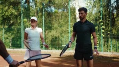 Yavaş çekim koçu, tenis oynayan erkek ve kadına oyun öğretiyor. Spor oyuncuları etkinlik oyunu, spor giyim spor antrenmanı, yaz sporu tepki eğitmeni, yakın çekim.