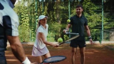 Çekici koç tenis oynamayı öğretiyor, kadın ve erkek açık hava sporcuları etkinlik oyunu maç spor giyim spor antrenmanı, yaz sporu tepki eğitmeni yavaş çekim.