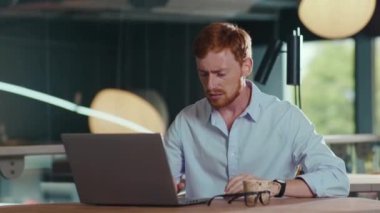 Kızgın genç kızıl işadamı, kafenin içinde otururken işiyle ilgili kötü haberler alıyor. Olumsuz duygular. Başarısızlık.