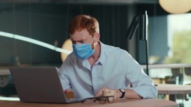 Öfkeli kızgın kızıl işadamı, uzak bir işte başarısızlığa uğradı. Kafede oturup maskesini atıyor ve internet bağlantısında sorun yaşıyor. Kötü gün..