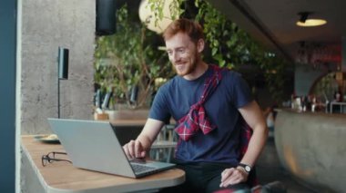 Ginger yakışıklı iş adamı, neşeli işveren iş görüşmesinde bilgisayar bilgisayar konferansı aracılığıyla iş adayı ile konuşuyor..