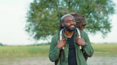 Afrika 'yı gezen Afro-Amerikan sırt çantalı turist vahşi hayvanları izleyerek Savannah Ulusal Parkı' nı geziyor. Vahşi doğa. Macera konsepti.