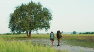 Afrika 'yı ilk kez ziyaret eden birkaç maceraperest zenci aile safari turu için Wayd Savannah' ta ilk kez yürüyorlar. Turizm. Balayı seyahati.