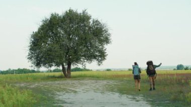 Afro-Amerikan aile gezginleri Afrika savanasını keşfederler vahşi doğayı incelerler büyük sırt çantalarıyla konuşan hayvanları izlerler balayı seyahatinin tadını çıkarırlar. Safari.